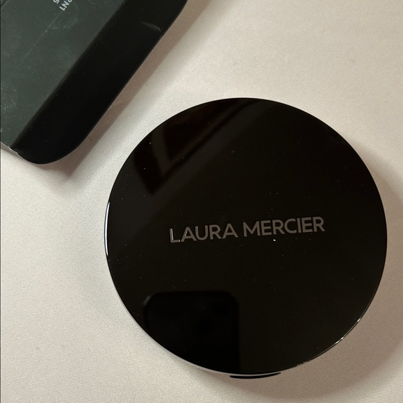 Laura Mercier Smooth Finish Foundation Powder - Dark Gray - Picture 4 of 6